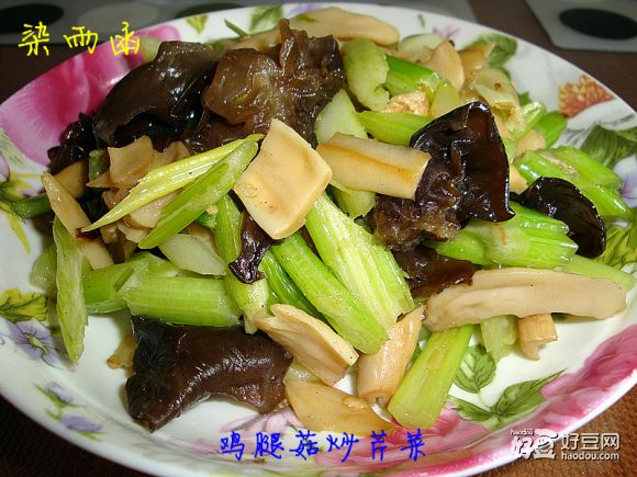 鸡腿菇炒芹菜