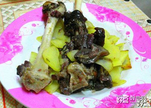 土豆焖狗腿肉