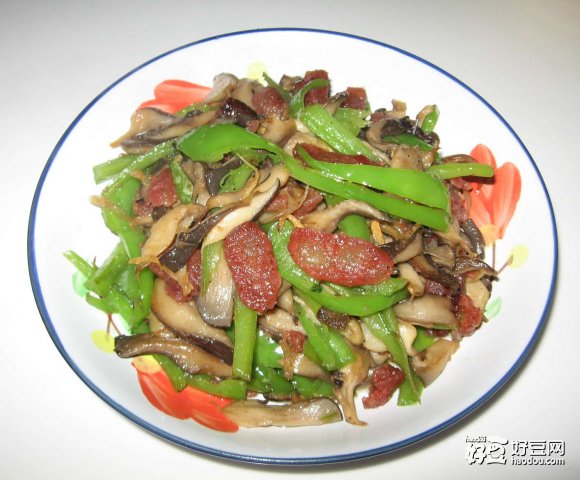 腊肠炒蘑菇
