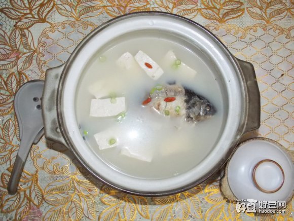 砂锅煲鲫鱼豆腐汤