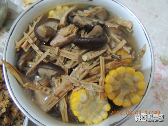 笋干玉米香菇排骨汤
