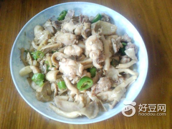 蘑菇菌炒鸡肉