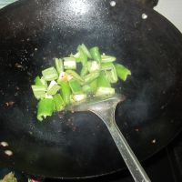 青椒炒韭菜猪肉丸子