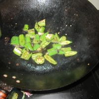 青椒炒韭菜猪肉丸子