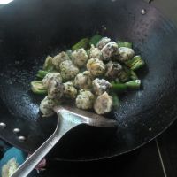 青椒炒韭菜猪肉丸子