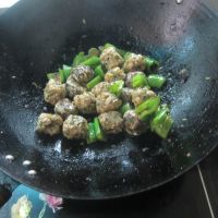青椒炒韭菜猪肉丸子