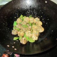 青椒炒韭菜猪肉丸子