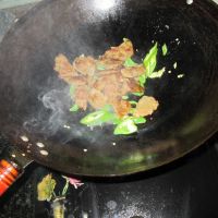 青椒炒肉饼