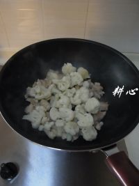 鸡腿肉炒菜花