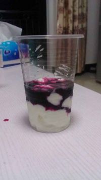 蓝莓水果酸奶