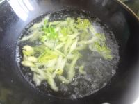 肉丝炒芹菜草菇