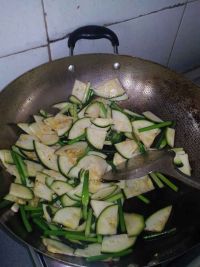 番茄酱炒小瓜蒜苔