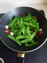 麻辣肠炒荷兰豆