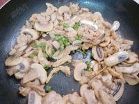口蘑炒鸡腿肉