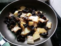 土豆木耳炒肉片
