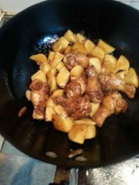 土豆炖鸡腿