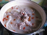 鲟龙鱼筋羊排煲