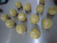 莲蓉蛋黄月饼