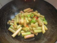 青红辣椒炒鸡头苞梗
