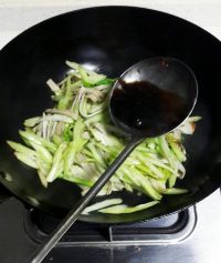 蚝油豆腐丝炒芹菜