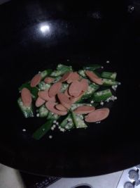 秋葵炒火腿肠