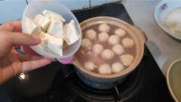 鸡丸豆腐菠菜砂锅煲