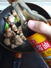 土豆香干排骨煲