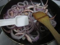 洋葱炒鱿鱼须