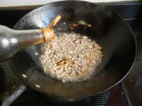 碎肉炒青红椒