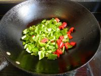 碎肉炒青红椒