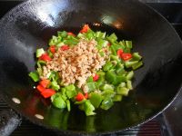 碎肉炒青红椒