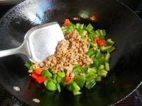 碎肉炒青红椒