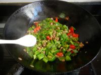 碎肉炒青红椒