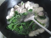 杏鲍菇肉圆菠菜汤