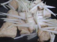 猪肉芹菜焖油豆腐