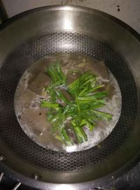 辣辣猪红韭菜汤