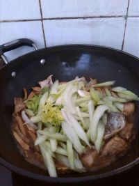 豆干芹菜焖咸鱼