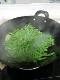 豆豉鲮鱼炒速冻豇豆