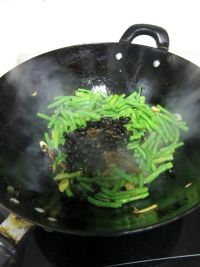 豆豉鲮鱼炒速冻豇豆
