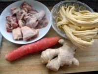腐竹红萝卜烧鸡块