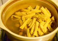 腐竹红萝卜烧鸡块