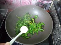 核桃炒菠菜梗