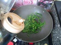 核桃炒菠菜梗