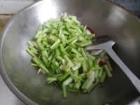 芹菜尖椒炒肉丝