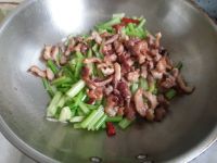 芹菜尖椒炒肉丝