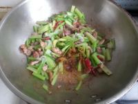 芹菜尖椒炒肉丝