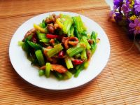 芹菜尖椒炒肉丝