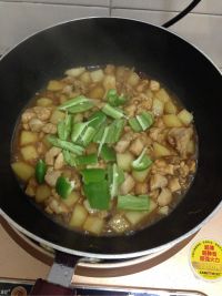 土豆烧鸡肉粒