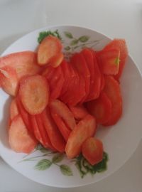 胡萝卜炒烤肠