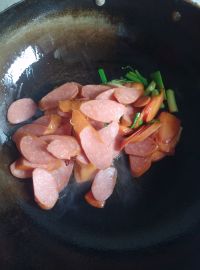 胡萝卜炒烤肠